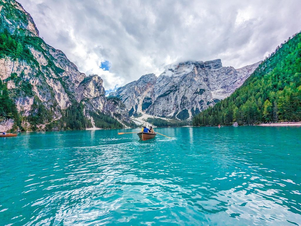 A rowing boat on a blue lake with mountains in the background